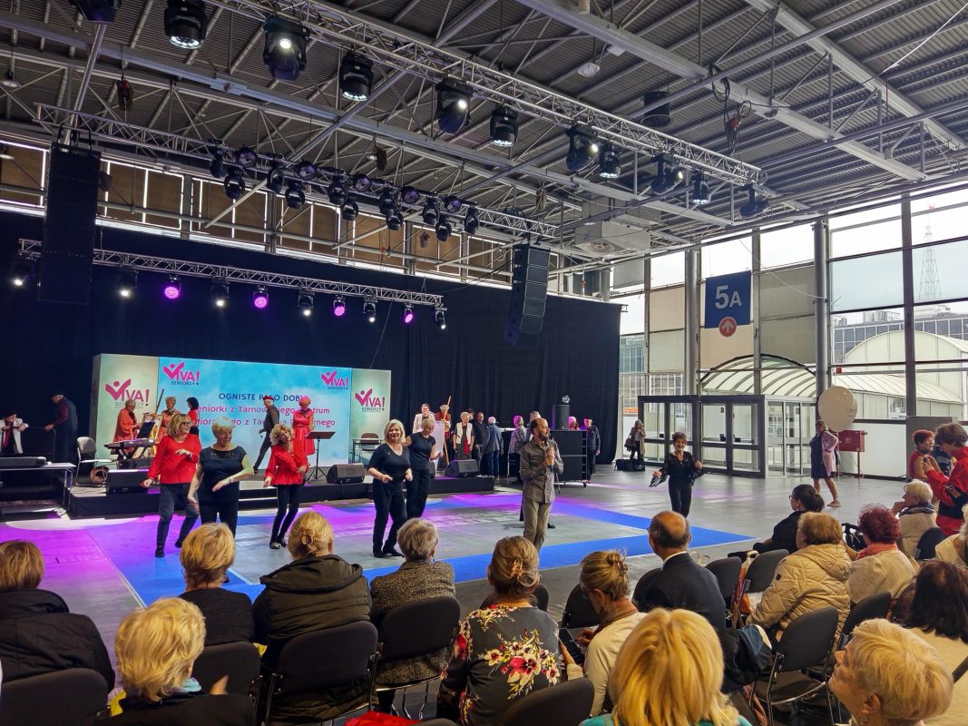 Wydarzenie taneczne w hali wystawowej Viva Seniorzy